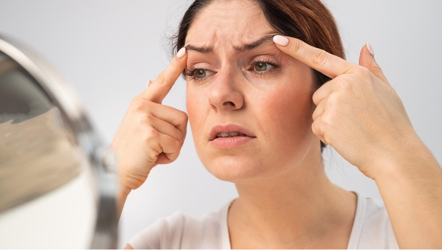 Thói quen dụi mắt hoặc chà xát da