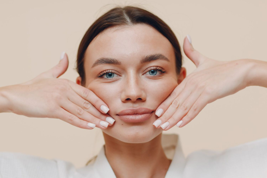 Massage nâng cơ mặt nhẹ nhàng